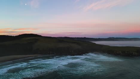 Wunderschöne-Ackerlandküste-Bei-Sonnenuntergang