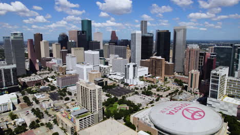 Establishing-drone-shot-toward-the-skyline-of-Houston,-sunny-day-in-Texas,-USA