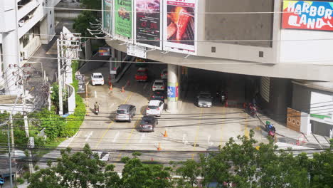 Autos-Und-Andere-Fahrzeuge-Fahren-In-Ein-Gebäude-Oder-Ein-Einkaufszentrum-Ein-Und-Aus,-Um-Dort-Zu-Parken-Und-Zu-Gehen,-Wie-In-Bangkok,-Thailand-Zu-Sehen-Ist