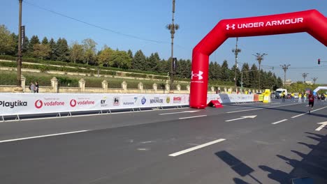 Los-Atletas-De-élite-Corren-Debajo-De-Un-Arco-Inflable-Mientras-Corren-Hasta-El-Final-De-La-Carrera.