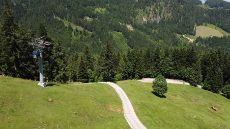 Teleférico-En-Una-Montaña-En-Los-Alpes-Austriacos