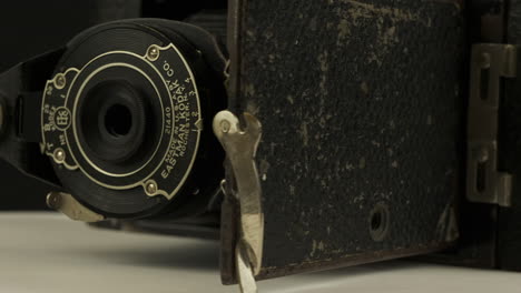 Antike-Faltkamera-Mit-Schmalem-Fokus,-Ausgefahrenem-Balg,-Rotierendes-Makro