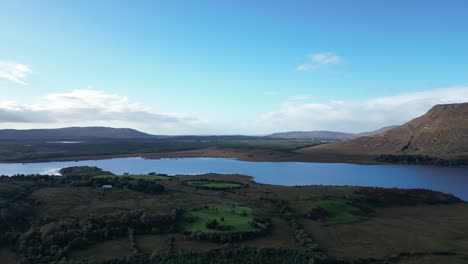 Eine-Atemberaubende-Luftaufnahme-Der-Connemara-Schleife-An-Einem-Sonnigen-Tag-Im-Galway-County,-Irland