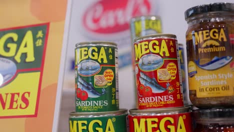 Latas-De-Sardinas,-Caballa-Y-Atún-Filipinas-En-El-Stand-Durante-La-Exposición-Del-Festival-Gastronómico.