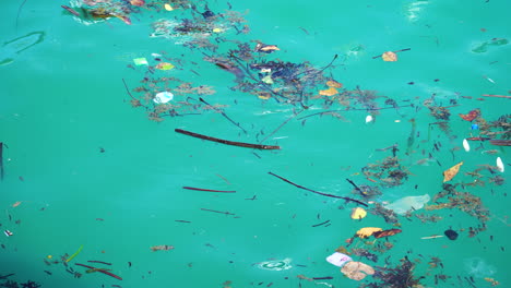 Draufsicht-Auf-Ein-Umweltkatastrophenkonzept-Mit-Schwimmendem-Müll-In-Koh-Phangan,-Thailand