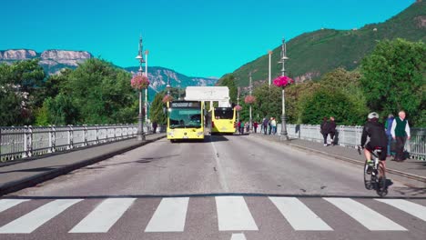 Los-Autobuses-Públicos-Circulan-En-Ambas-Direcciones-Por-El-Puente-Talferbrücke-En-Un-Día-Agradable-Y-Soleado.