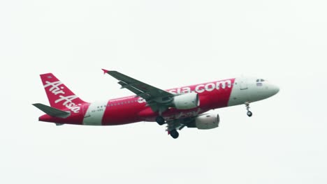 Die-Internationale-Billigfluggesellschaft-Airasia-A320-Landet-Auf-Dem-Internationalen-Flughafen-Don-Mueang-In-Bangkok,-Thailand