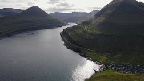 Drohnenaufnahmen-Eines-Fjords-Und-Eines-Dorfes-Auf-Der-Insel-Eysturoy-Auf-Den-Färöer-Inseln