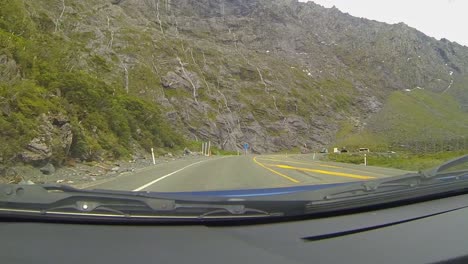 Milford-Sound,-Nueva-Zelanda---8-De-Febrero-De-2015:-Vista-Del-Coche-Acercándose-Al-Túnel-Homer-De-Un-Solo-Carril-En-Ruta-A-Milford-Sound-En-La-Isla-Sur-De-Nueva-Zelanda