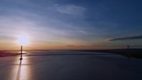 Aerial-wonder:-Humber-Bridge-in-the-warm-hues-of-sunset,-cars-moving-gracefully