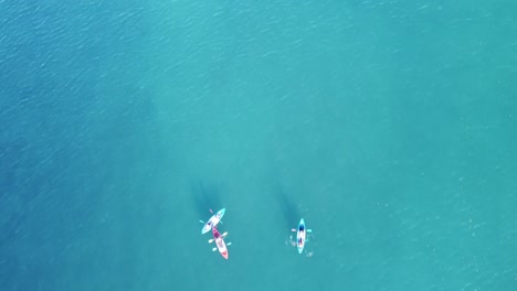 Vista-De-Arriba-Hacia-Abajo-De-Kayaks