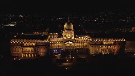 Budaer-Burg-Bei-Nacht-In-Budapest,-Ungarn