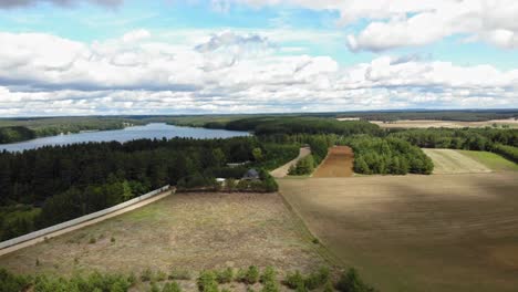Panorama-Luftaufnahme-Von-Getreidefeldern-Und-Einem-See-In-Der-Ländlichen-Gegend-Von-Borowy-Młyn-In-Der-Kaschubei,-Woiwodschaft-Pommern,-Polen