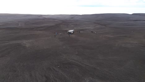 Toma-Aérea-Del-Lugar-Del-Accidente-Del-Avión-Dc3-De-Sólheimasandur-Rodeado-De-Arena-Volcánica-Negra