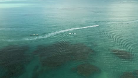 Luquillo-Puerto-Rico-Jetskifahrer-Im-Wasser---Kiosko-De-Luquillo-Playa-Fortuna-Luftaufnahme-über-Sonnenuntergang-Bewölkter-Tag-4k-24p