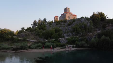 Izvor-Cetine-Oder-Cetina-Flussquelle-Mit-Menschen,-Die-Schwimmen-Und-Picknicken,-Kroatien