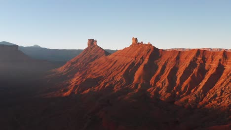 Moab,-Utah-Sandsteinfelsen-Während-Der-Goldenen-Stunde,-Drohnen-Parallaxenschuss