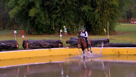 Jinete-Y-Caballo-Moviéndose-Con-Gracia-Sobre-Saltos-Y-A-Través-Del-Agua.