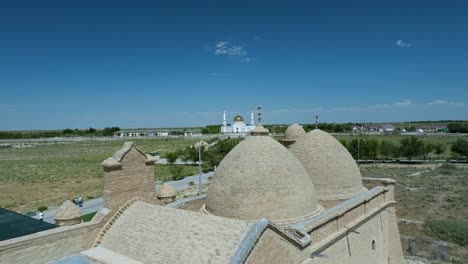 Una-Vista-Del-Mausoleo-De-Arystan-Bab-En-Kazajstán---Retroceso-Aéreo