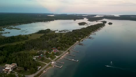 Luftaufnahme-Von-Hessel-Point-Und-Booten-Auf-Dem-Wasser,-Les-Cheneaux-Islands,-Michigan