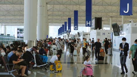 Cámara-Lenta-De-Pasajeros-Caminando-Por-El-Pasillo-Del-Aeropuerto-En-El-Aeropuerto-Internacional-De-Hong-Kong