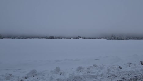 Riesige-Nebelschicht-Auf-Verschneitem-Feld,-Wolken-Und-Boden-Werden-Zusammengepresst