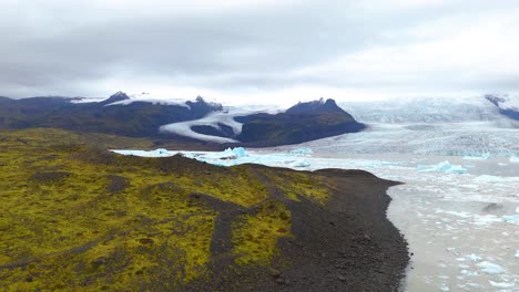 Toma-Aérea-De-Los-Icebergs-Derritiéndose-En-El-Glaciar-Fjallsárlón,-Islandia