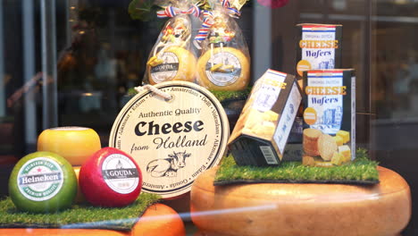 Exhibición-De-Auténticos-Productos-De-Queso-En-La-Quesería-Holandesa-De-Gouda,-Países-Bajos