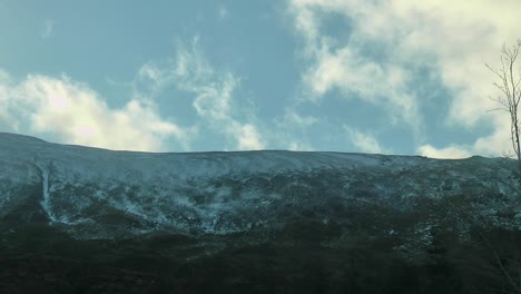 Comeragh-Mountains-Winterwolken-über-Schneebedeckten-Hügeln-Mitten-Im-Winter