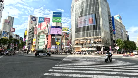 Turistas-En-Karts-Callejeros-Recorriendo-El-Famoso-Cruce-De-Shibuya-En-Tokio,-Japón
