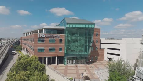 Una-Toma-Aérea-De-Establecimiento-De-La-Facultad-De-Negocios-Marilyn-Davies,-Edificio-De-Shea-Street,-Un-Edificio-Académico-De-Cuatro-Niveles-Y-132,500-Pies-Cuadrados-Ubicado-En-El-Centro-De-Houston,-Texas.