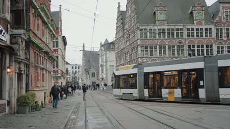 Calle-Adoquinada-De-Gante-Bélgica,-Mostrando-El-Tranvía,-Edificios-Históricos