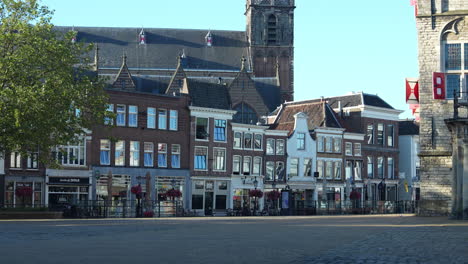 Plaza-Del-Mercado-Con-Stadhuis-Town-Hall-Y-Sint-Janskerk-En-Markt,-Gouda,-Países-Bajos
