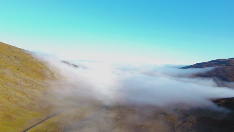 Toma-Aérea-De-Establecimiento-De-Nubes-Bajas-Dentro-Del-Valle-En-Islandia