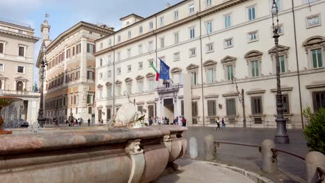 Chigi-Palast-In-Rom-Im-Hintergrund,-Sitz-Des-Ministerrats-Und-Offizielle-Residenz-Des-Premierministers-Auf-Der-Piazza-Colonna