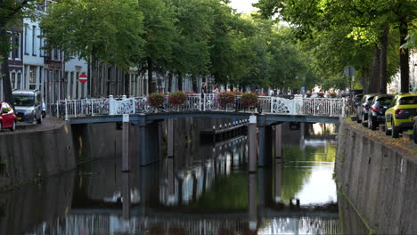 Uiterste-Brug---Puente-Adornado-Sobre-El-Canal,-Que-Conecta-Oosthaven-Y-Westhaven-En-Gouda,-Países-Bajos