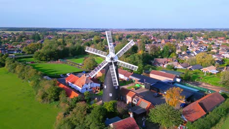 Luftaufnahmen-Unterstreichen-Die-Natürliche-Schönheit-Der-Waltham-Windmühle-Und-Des-Museums-Für-Ländliche-Geschichte-In-Lincolnshire,-Großbritannien