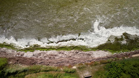 Eine-Detaillierte-Ansicht-Der-Wellen,-Die-An-Der-Küste-In-Kuźnica,-Einem-Badeort-In-Pommern,-Polen,-Krachen