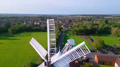 Luftvideoaufnahmen-Zeigen-Die-Eleganz-Der-Waltham-Windmühle-Und-Des-Ländlichen-Geschichtsmuseums-In-Lincolnshire,-Großbritannien
