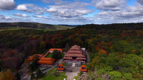 Una-Vista-Aérea-Del-Monasterio-De-Chuang-Yen-En-Un-Hermoso-Día-De-Otoño,-Mientras-Las-Hojas-De-Los-árboles-Circundantes-Comienzan-A-Cambiar-Para-La-Temporada-De-Otoño