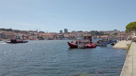 Tourist-boats-on-the-Douro-river-quay,-Oporto,-Portugal