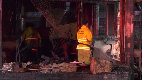 Feuerwehrleute-Löschen-Großbrand