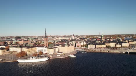 Altstadt-Von-Stockholm,-Schweden,-Wunderschöne-Luftaufnahmen-Zur-Goldenen-Stunde,-4k