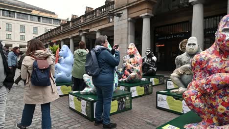 Gorillas-In-Covent-Garden,-London,-Vereinigtes-Königreich