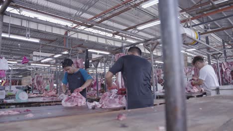 Carnicería-De-Carne:-Trabajadores-En-Un-Mercado-Húmedo-Al-Aire-Libre-En-El-Sudeste-Asiático,-Malasia,-Toma-En-Movimiento