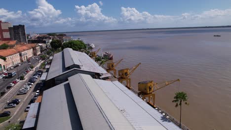 Este-Vídeo-De-Drone-Muestra-La-Revitalización-Del-Antiguo-Puerto-De-Belém,-Situado-En-La-Bahía-De-Guajará,-Ahora-Un-Próspero-Centro-Gastronómico-Y-Cultural.