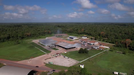 La-Naturaleza-Se-Encuentra-Con-La-Industria-Con-Un-Gran-Complejo-Industrial-En-La-Selva-Amazónica,-Brasil