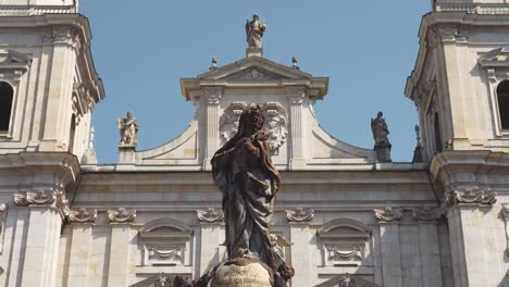 Vergrößern-Sie-Die-Fassade-Des-Salzburger-Doms-Und-Die-Statue-Davor