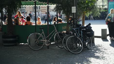 Kaffeetrinken-Mit-Geparkten-Fahrrädern-Auf-Einer-Sonnigen-Pariser-Terrasse