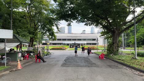 Besucher-Spazieren-Und-Joggen-Gemütlich-Im-Multifunktionalen-Lumpini-Park-In-Bangkok,-Thailand